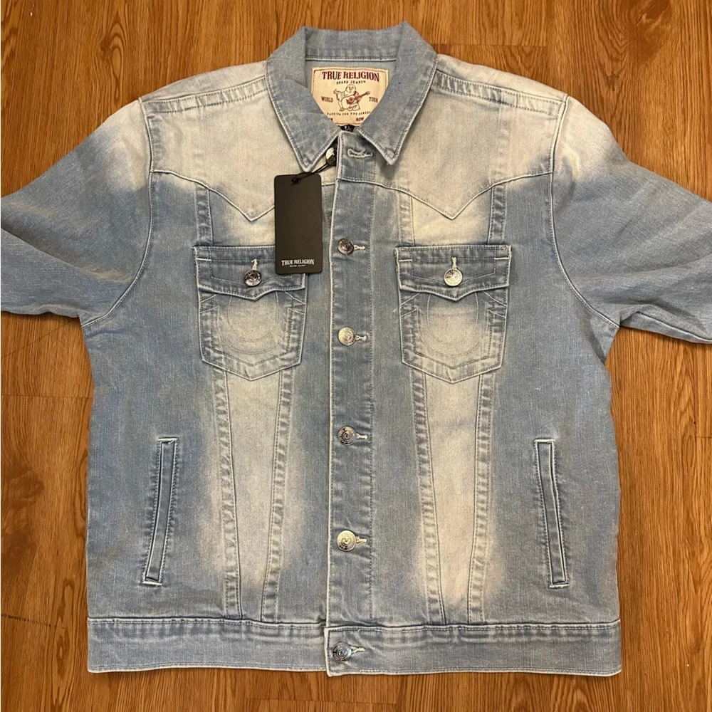 True Religion Jimmy SN Trucker Jacket Light Showers‎ Blue Fade Mens Medium NWT